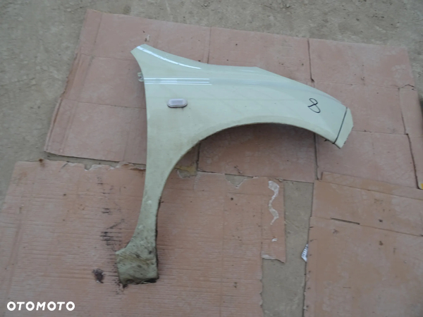 Błotnik Prawy Przód Nissan Micra K12 3D J11G