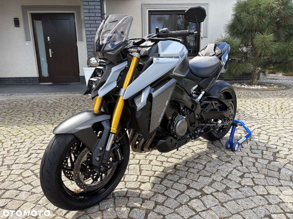 Suzuki GSX - 17
