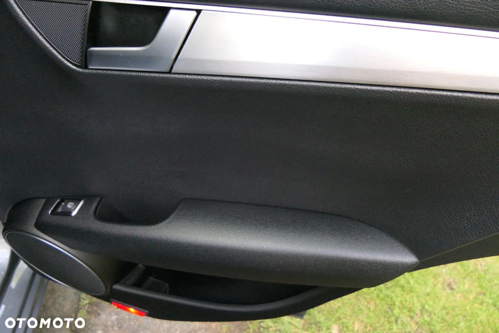 Mercedes-Benz Klasa C 180 CGI BlueEff Avantgarde - 26