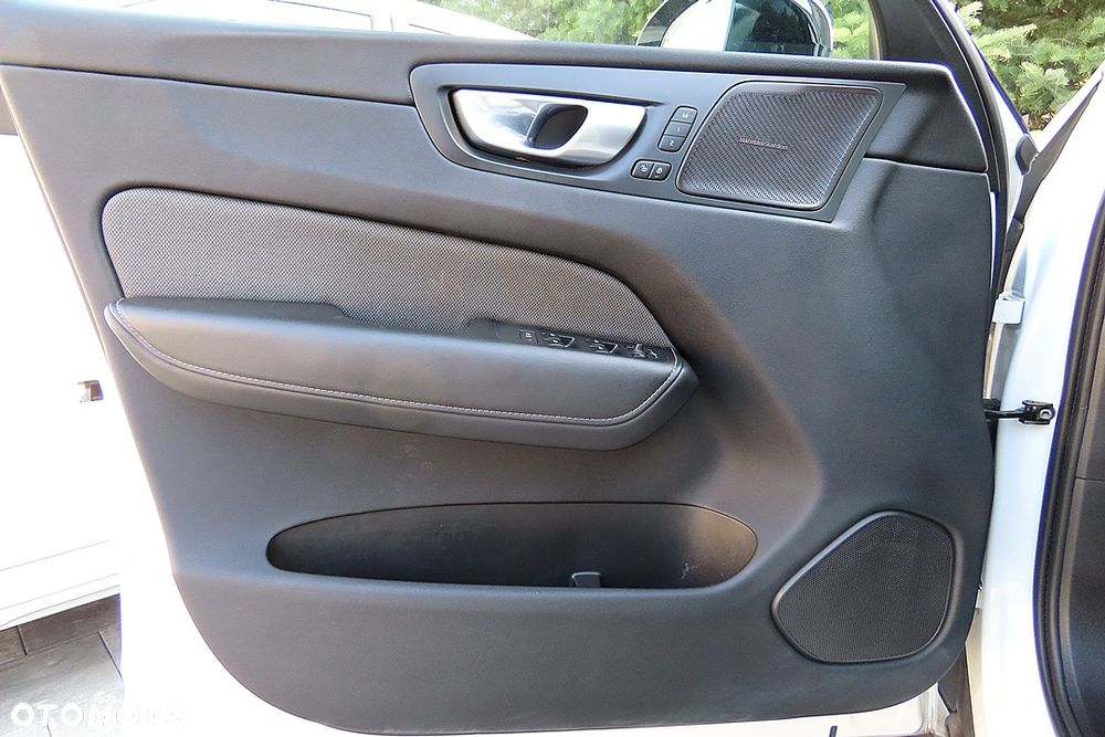 Volvo XC 60 B5 B AWD Ultimate Black Edition - 22