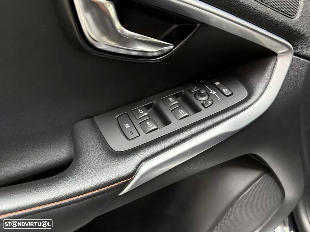 Volvo V40 Cross Country - 20