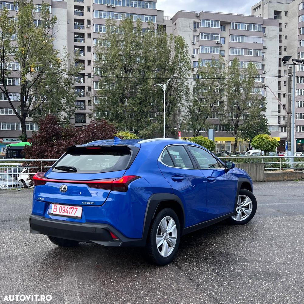 Lexus UX - 4