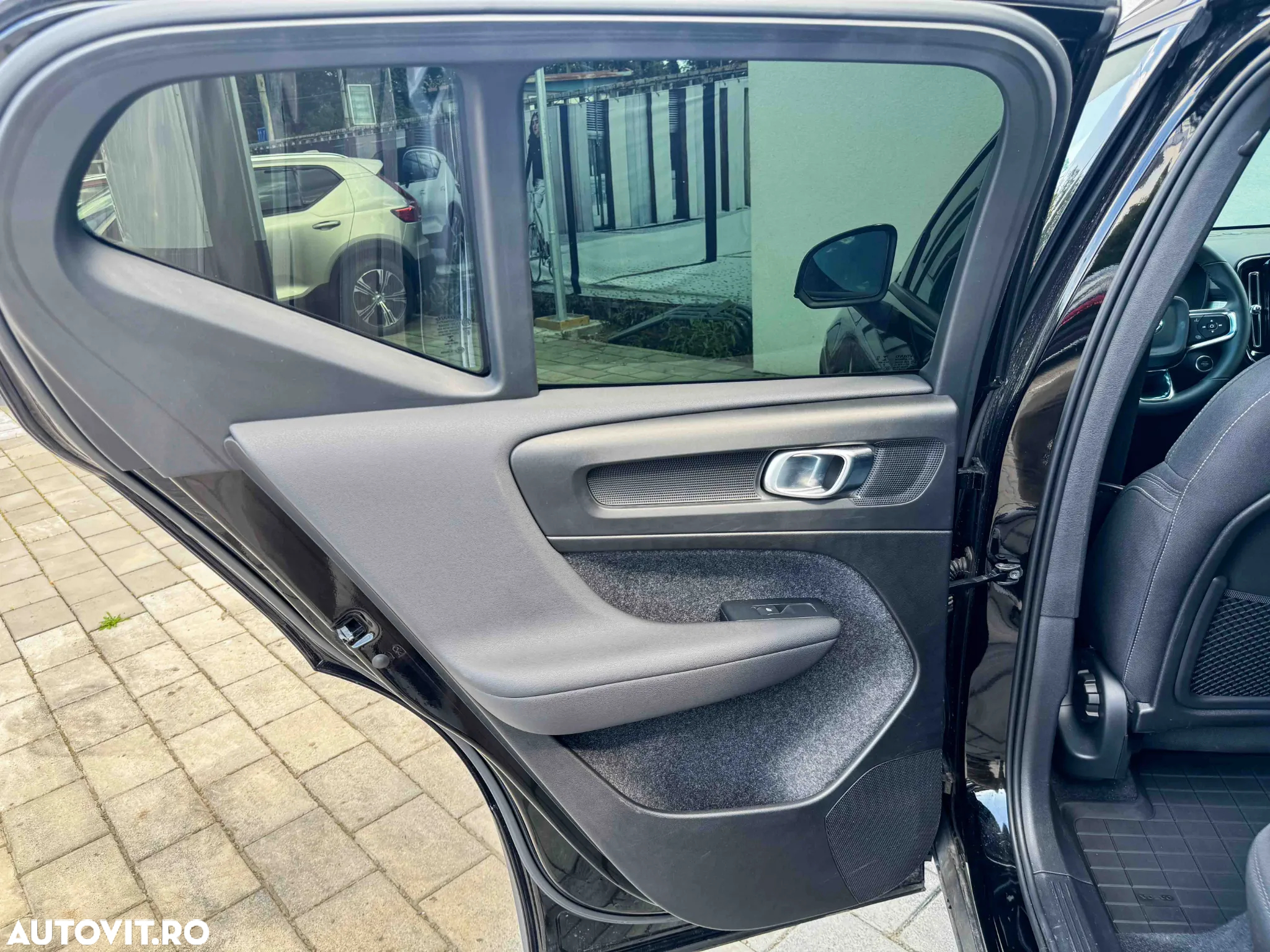 Volvo XC 40 B4 AT8 AWD Mild Hybrid Momentum Pro - 14