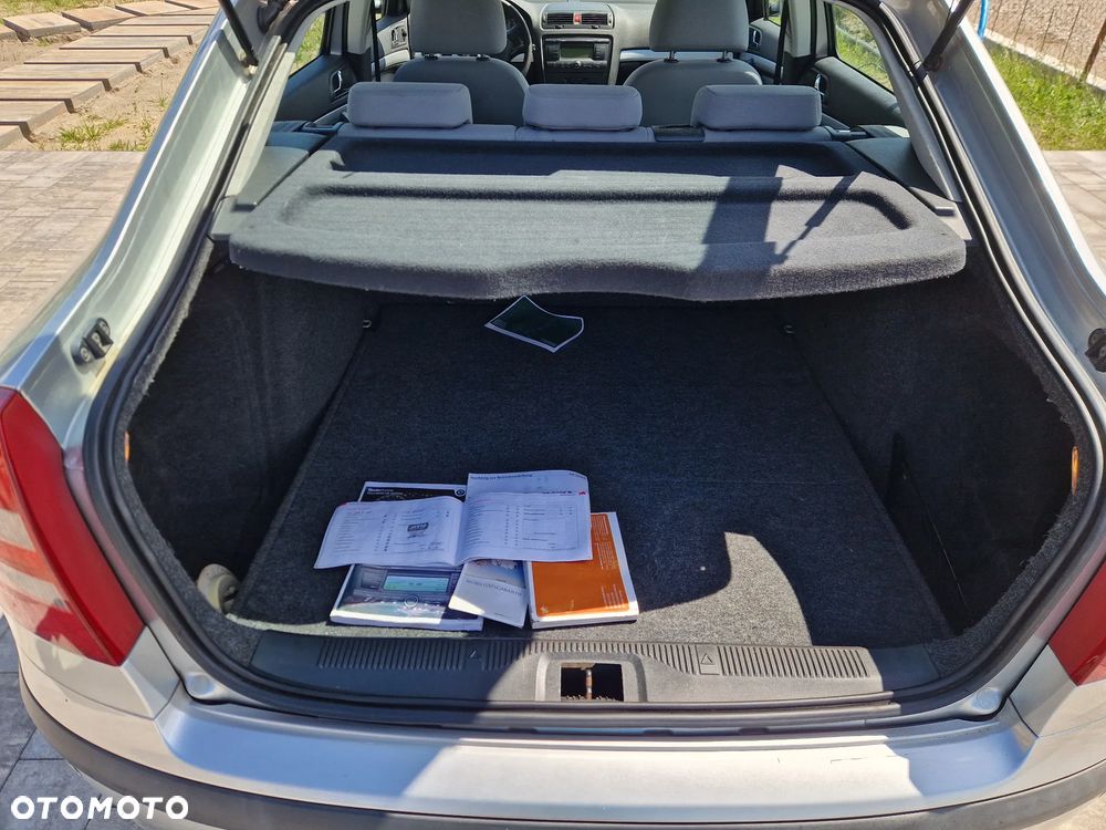 Skoda Octavia 1.6 FSI Automatik Ambiente - 16