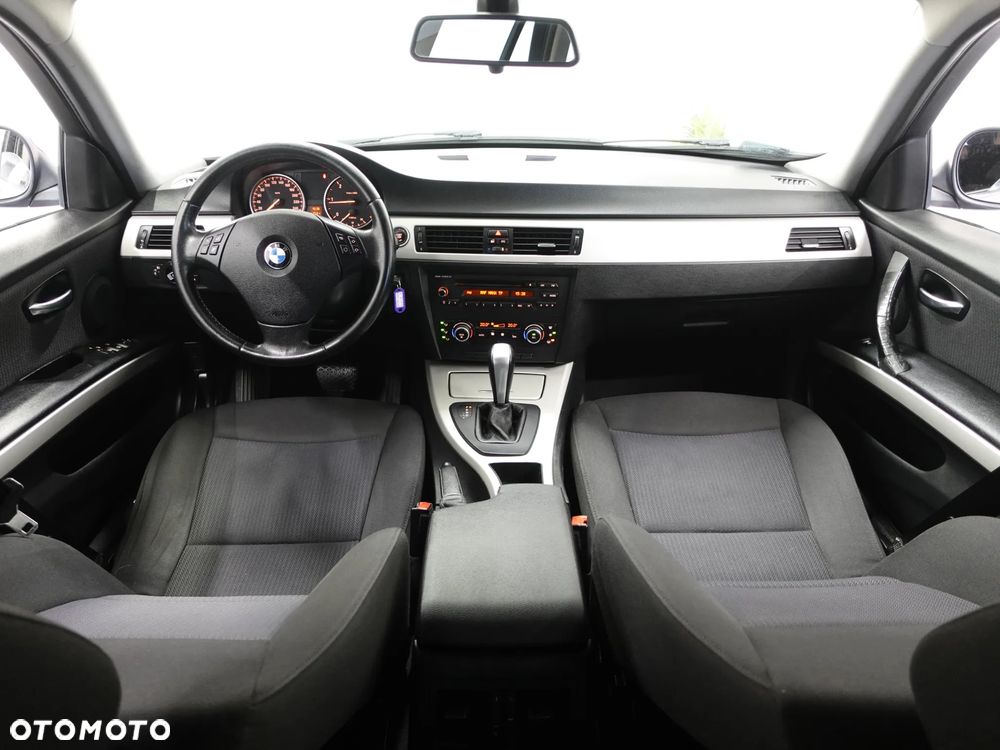 BMW Seria 3 320d xDrive DPF - 27