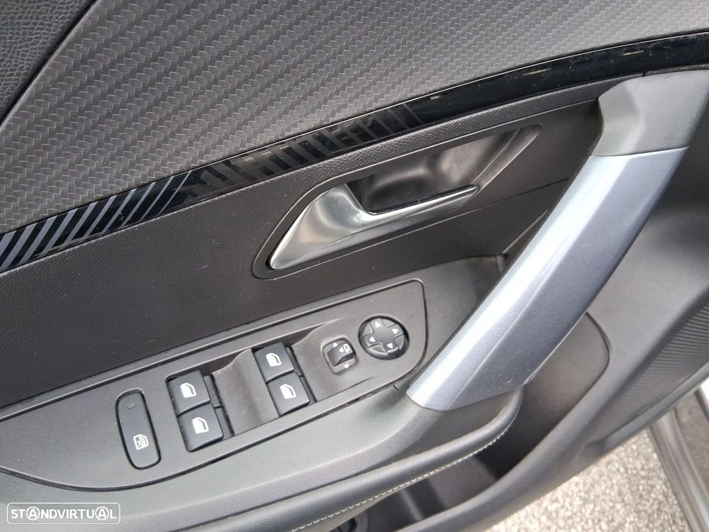 Peugeot 2008 1.2 PureTech Allure Pack EAT8 - 17