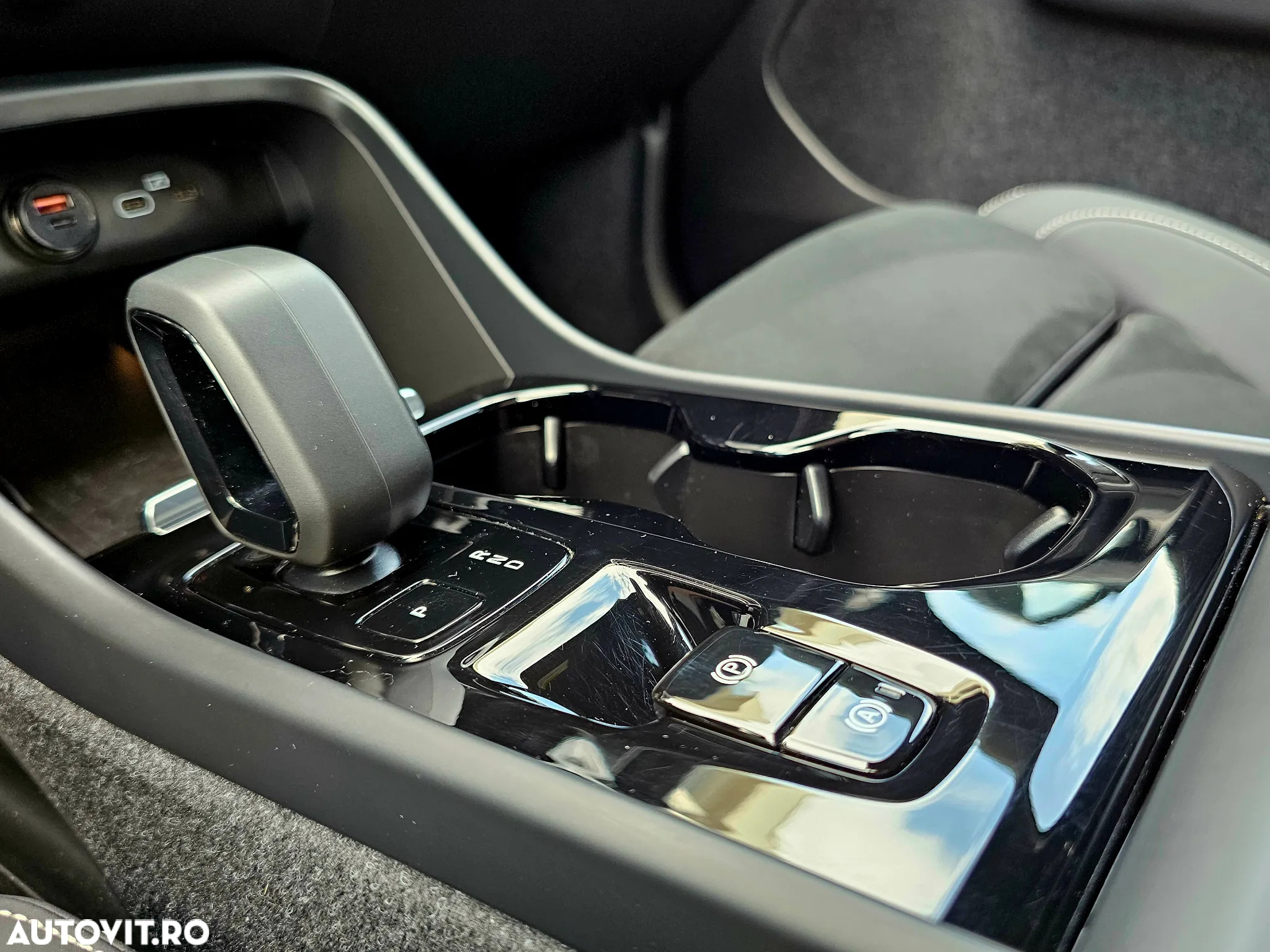 Volvo XC 40 B4 AT8 AWD Mild Hybrid R-Design - 22