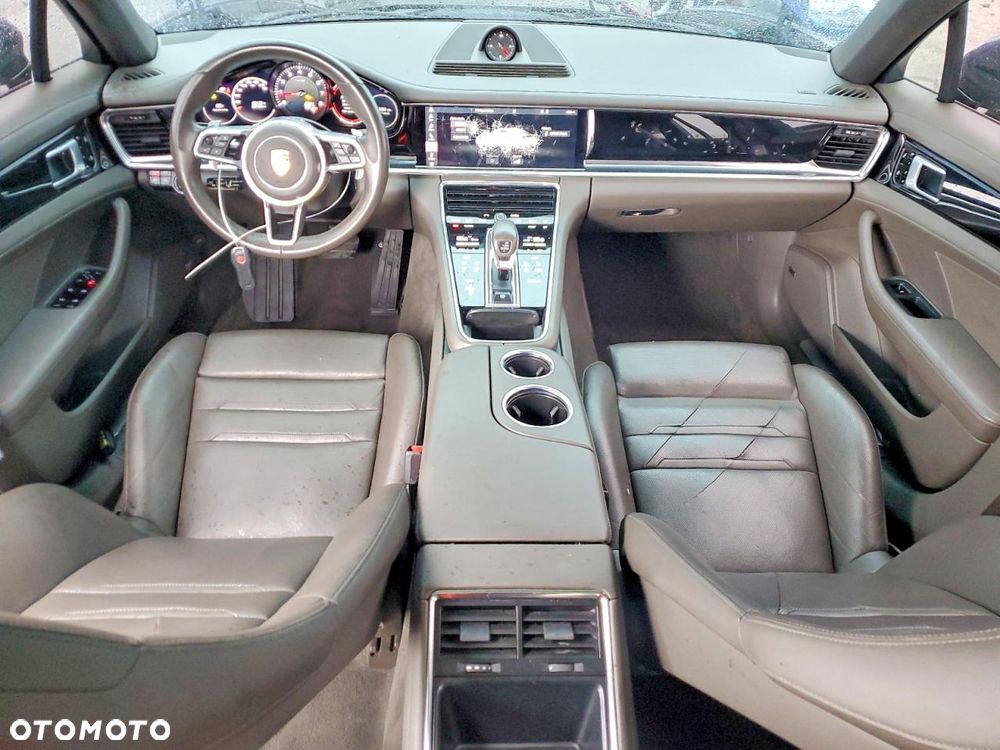 Porsche Panamera 4 - 8