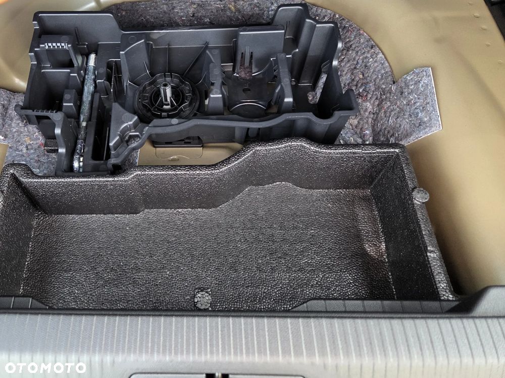 Peugeot 2008 PureTech mHEV Allure e-DCS6 - 32