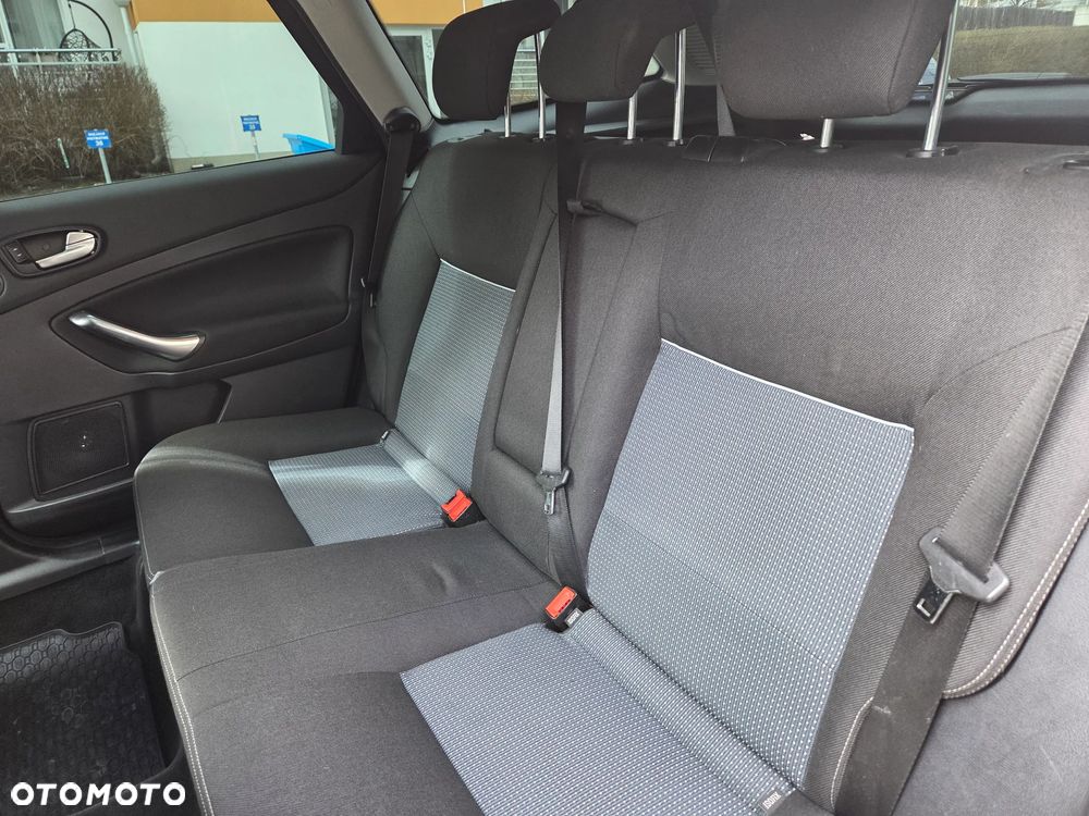 Ford Mondeo 2.0 Trend - 12