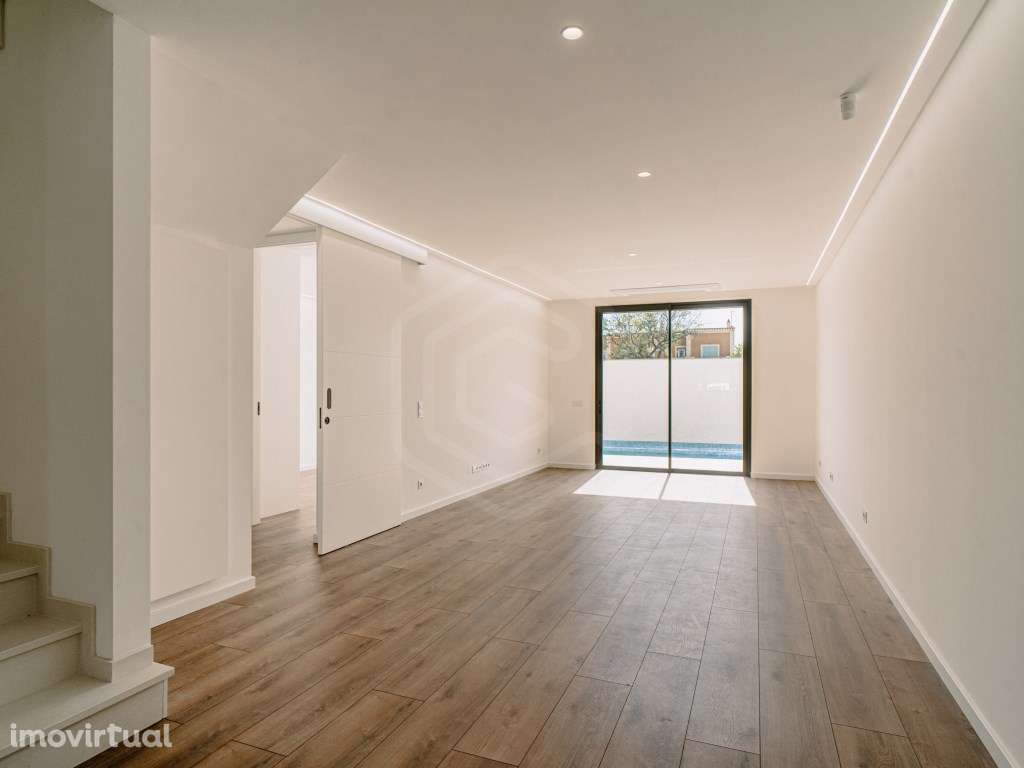 Moradia em banda T3, piscina e terraço com vista mar, Fuseta, Algarve - Grande imagem: 5/31