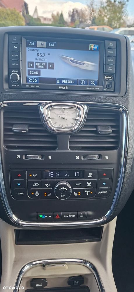 Chrysler Town & Country 3.6 Limited - 21