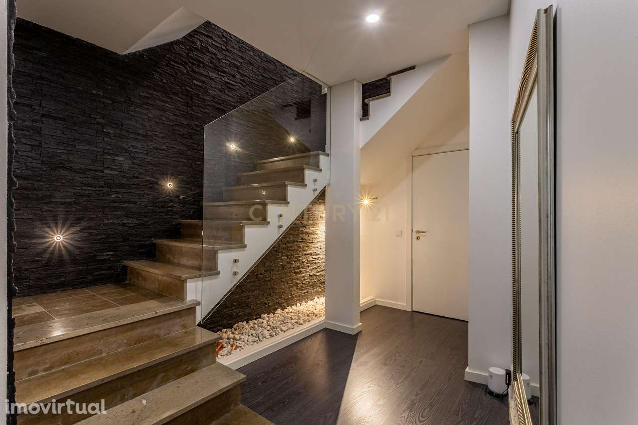 Procura espaço e conforto? Veja este T4 Duplex - Grande imagem: 3/43