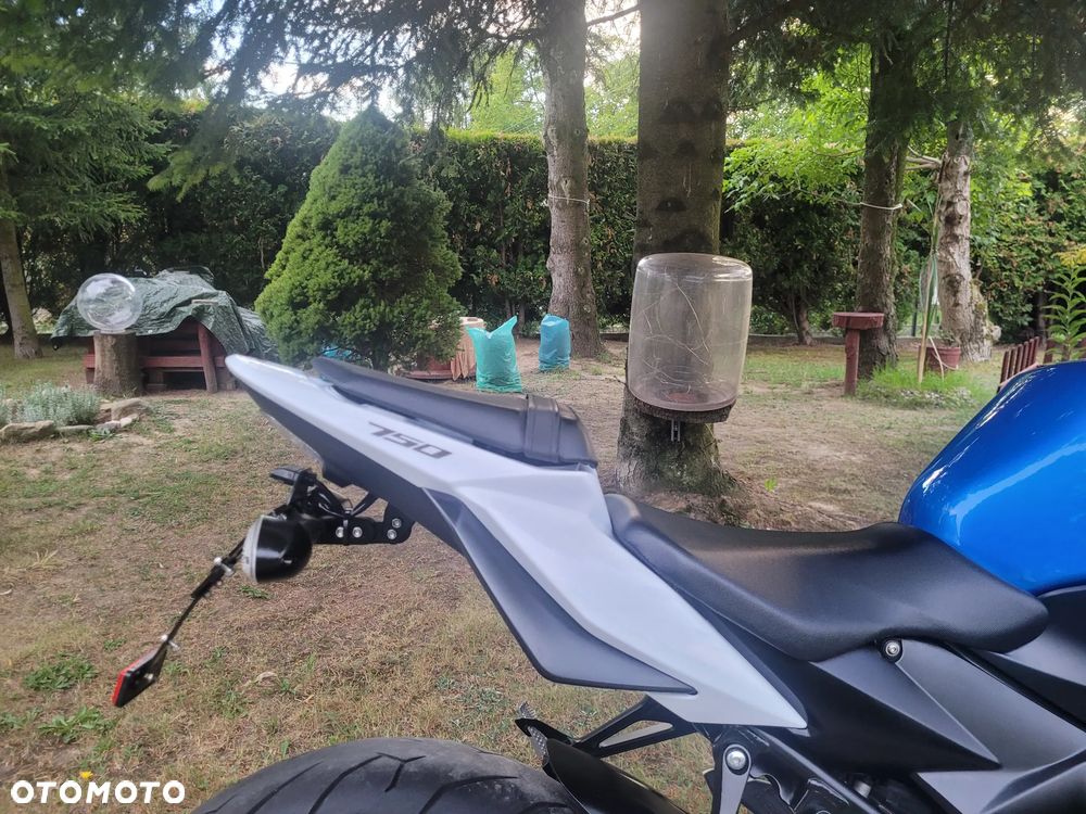 Suzuki GSR - 10