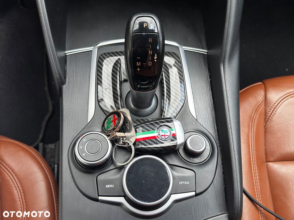 Alfa Romeo Giulia 2.0 Turbo 16V AT8-Q4 Ti - 11