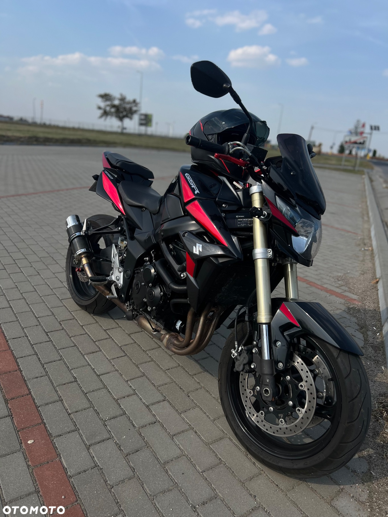 Suzuki GSR - 4