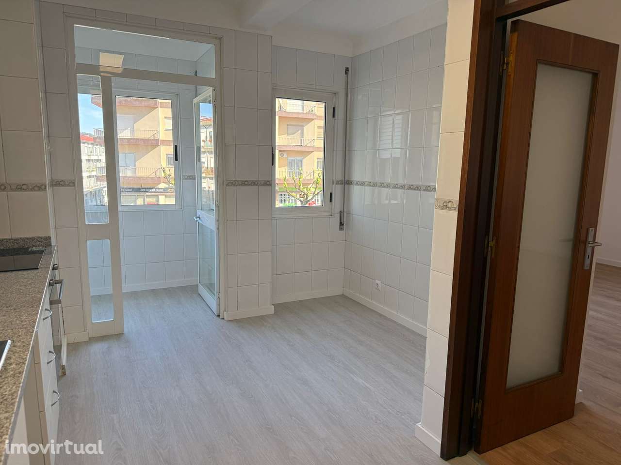 T3 Remodelado com Boas Áreas, 3 WC e 2 Lugares Garagem – Águas Santas - Grande imagem: 5/22