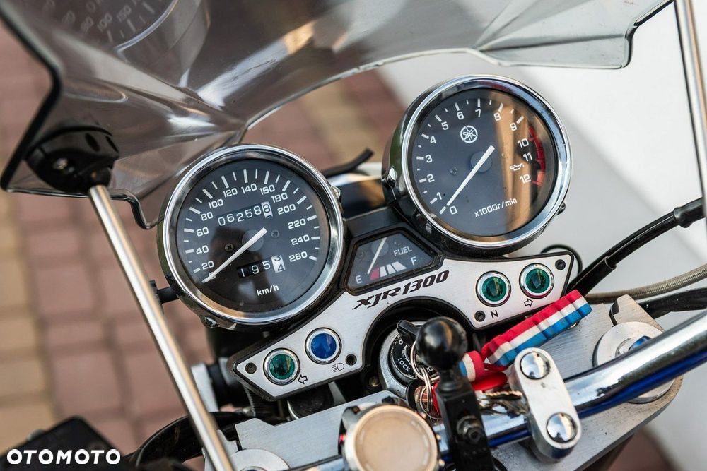 Yamaha XJR - 10