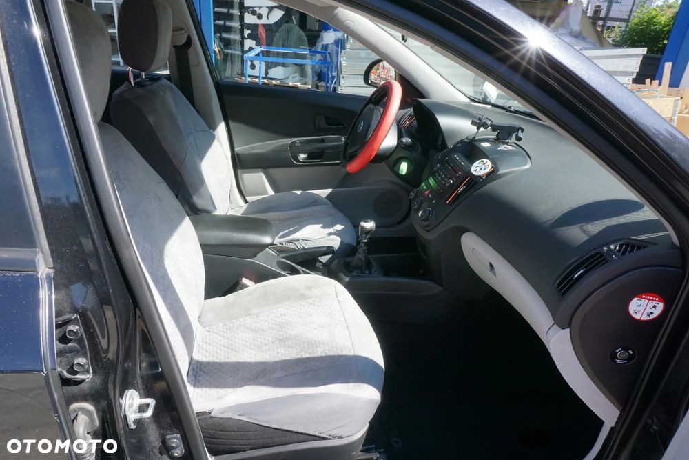 Kia Ceed - 11