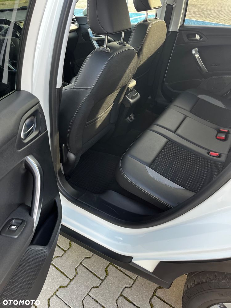 Peugeot 2008 1.2 Pure Tech Allure S&S - 9