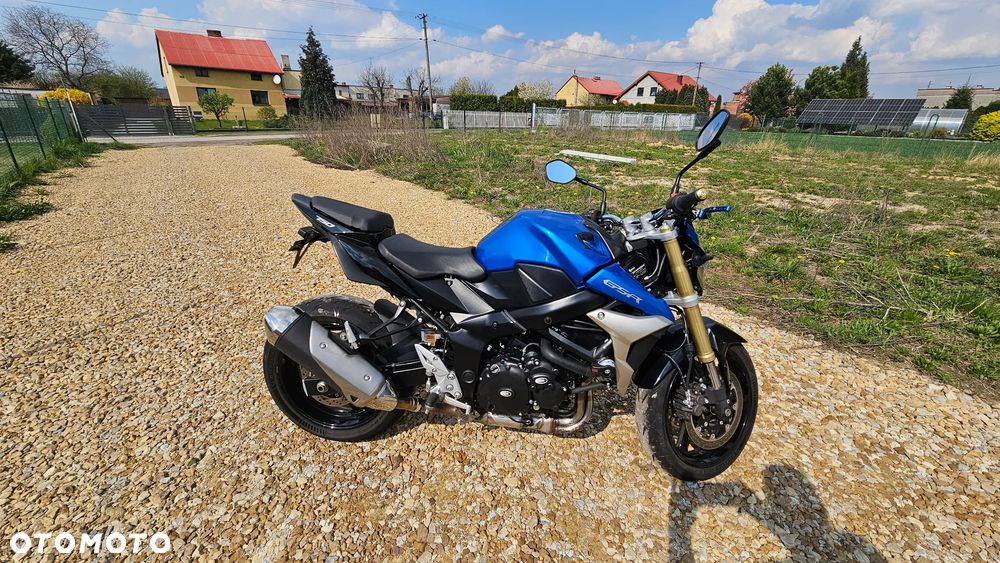 Suzuki GSR - 18