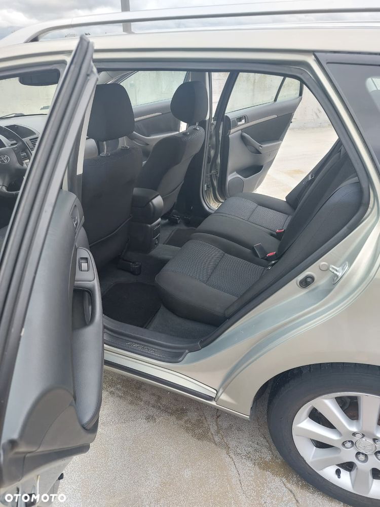 Toyota Avensis 2.0 D-4D - 10