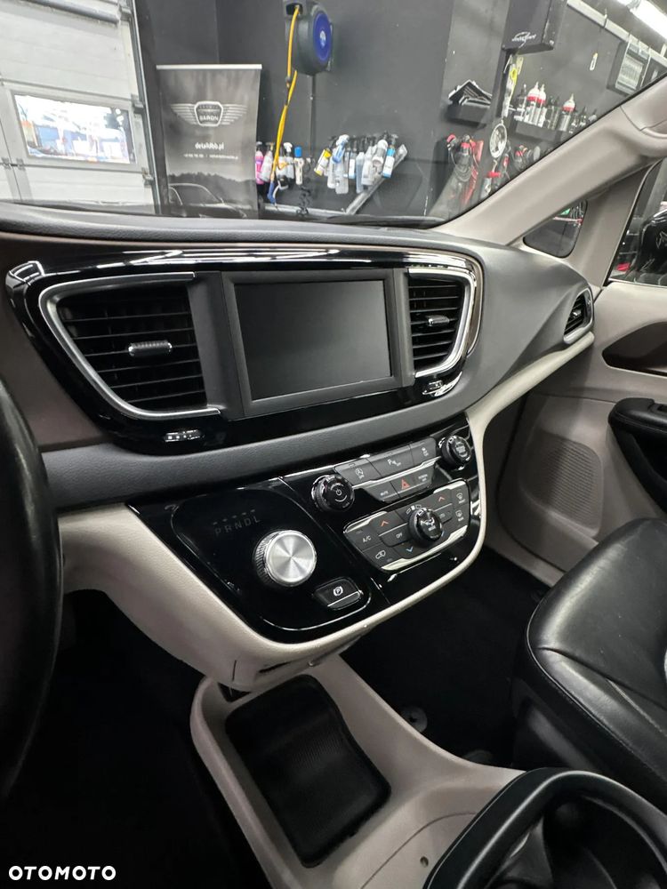 Chrysler Pacifica - 11