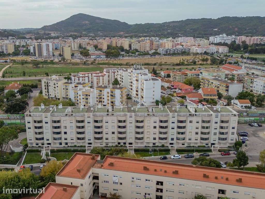 Apartamento T4 com parqueamento, junto ao Centro Comercial Alegro e...