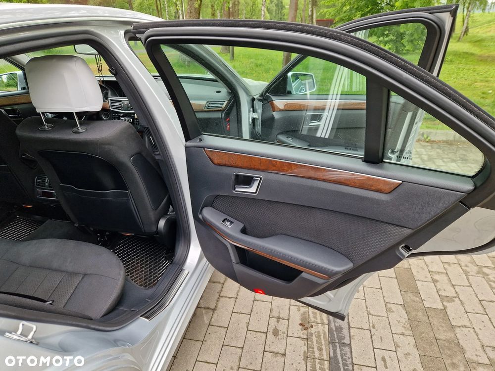 Mercedes-Benz Klasa E 220 CDI DPF BlueEFFICIENCY 7G-TRONIC Elegance - 26