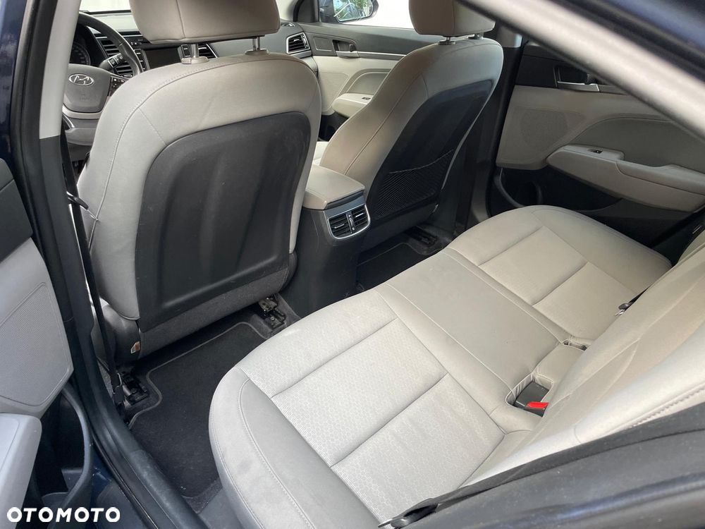 Hyundai Elantra 1.6 Comfort - 14