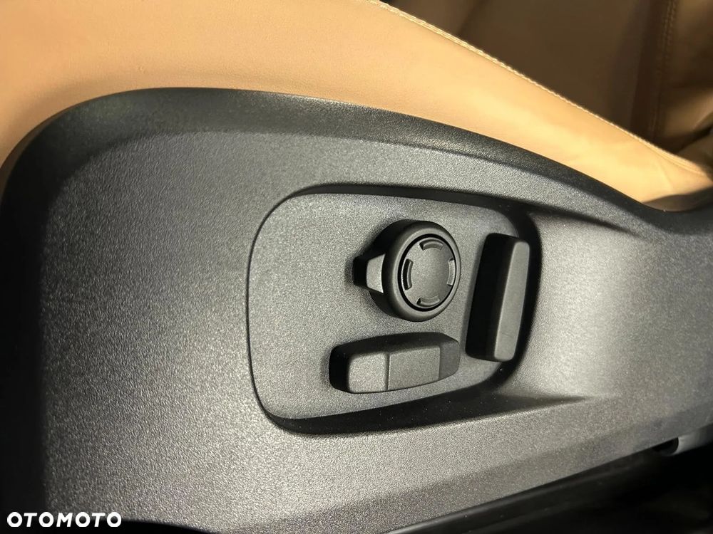 Land Rover Defender 3.0 D250 mHEV X-Dynamic HSE - 32