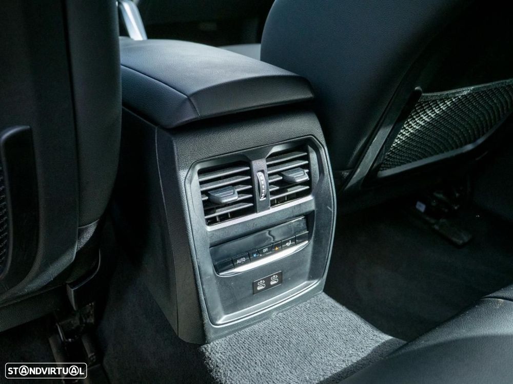 BMW i4 eDrive35 Desportiva M - 30