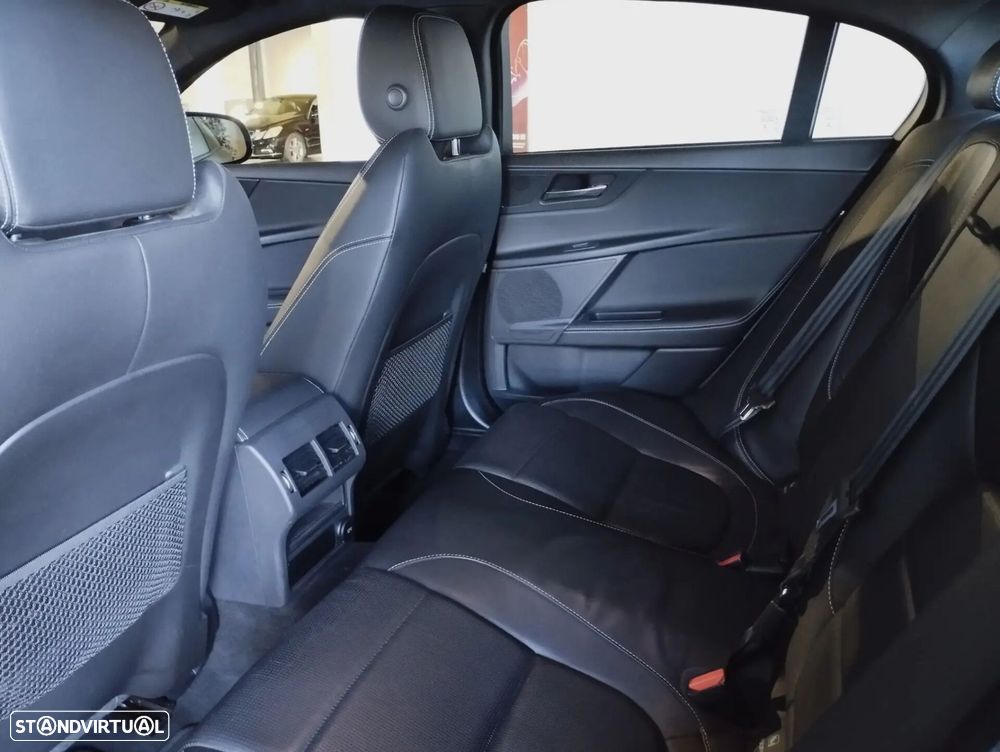 Jaguar XE 2.0 D R-Dynamic SE - 14