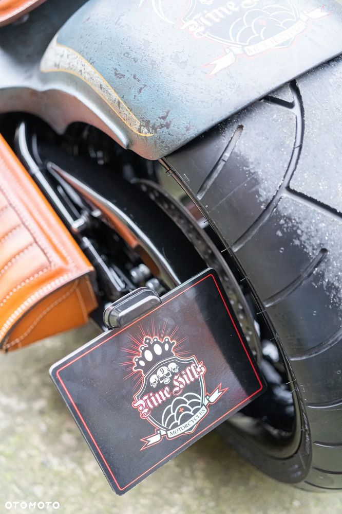 Harley-Davidson Softail Breakout - 31