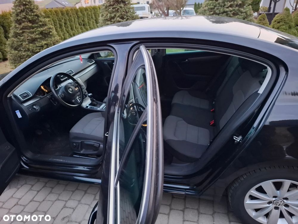 Volkswagen Passat - 1