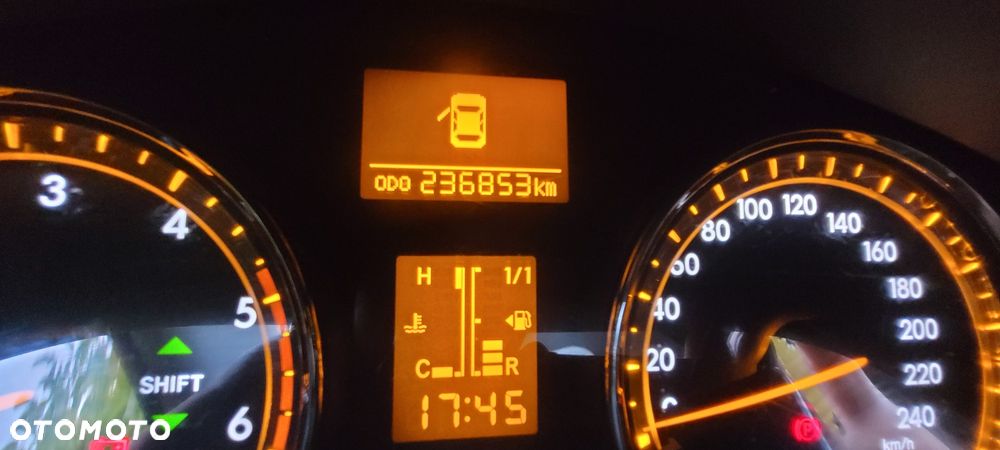 Toyota Avensis - 8
