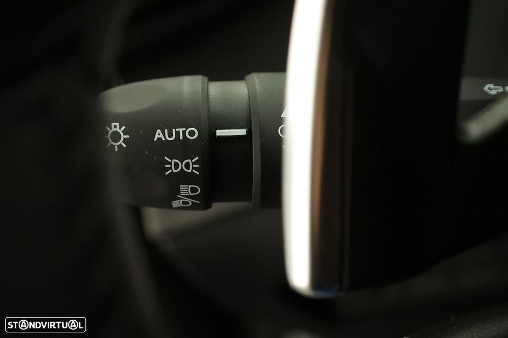 Peugeot 2008 1.2 PureTech Allure EAT8 - 17