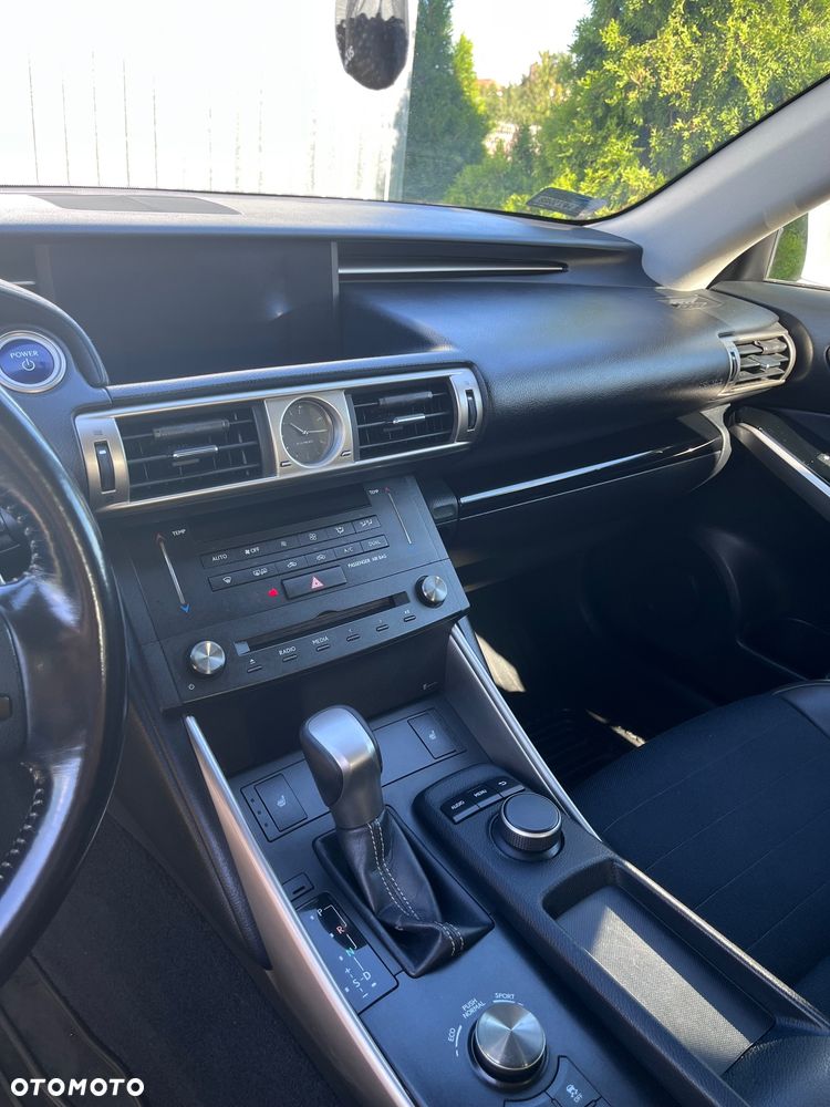 Lexus IS 300h Elite - 11