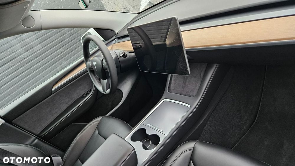 Tesla Model Y - 27