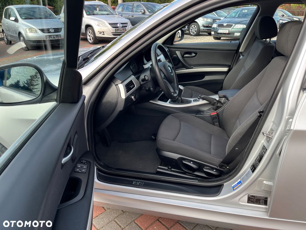 BMW Seria 3 318i Touring - 23