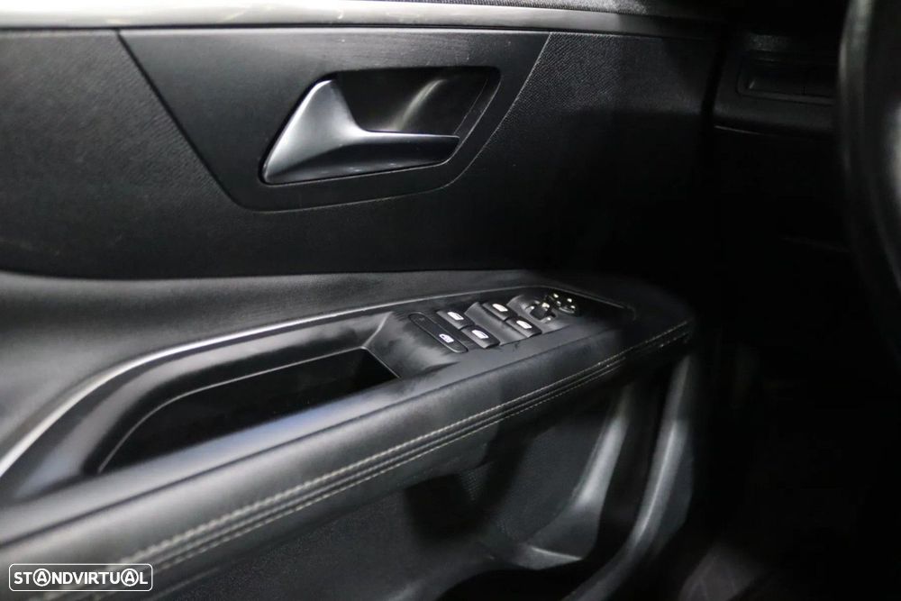 Peugeot 5008 1.2 PureTech Allure Pack EAT8 — fotografia 4