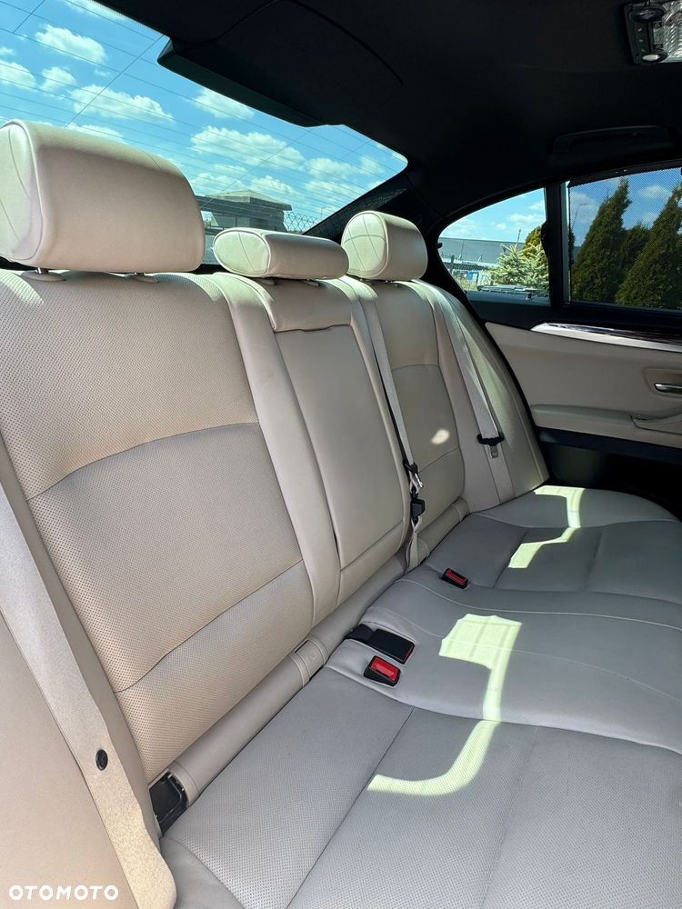 BMW Seria 5 550i xDrive Sport-Aut - 11