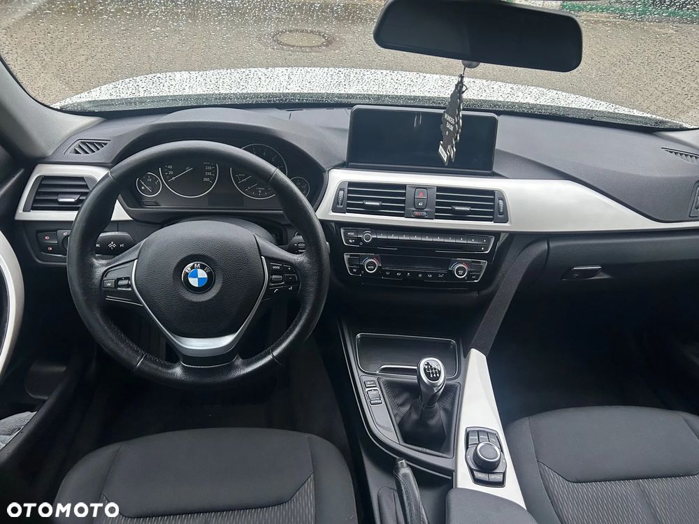 BMW Seria 3 318i Sport Line - 33