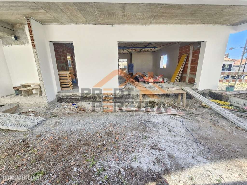 Moradia T4 em fase de construção, situada no Bairro Casal São Sebas... - Grande imagem: 2/23