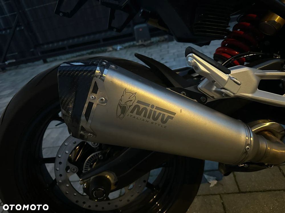 BMW F - 21