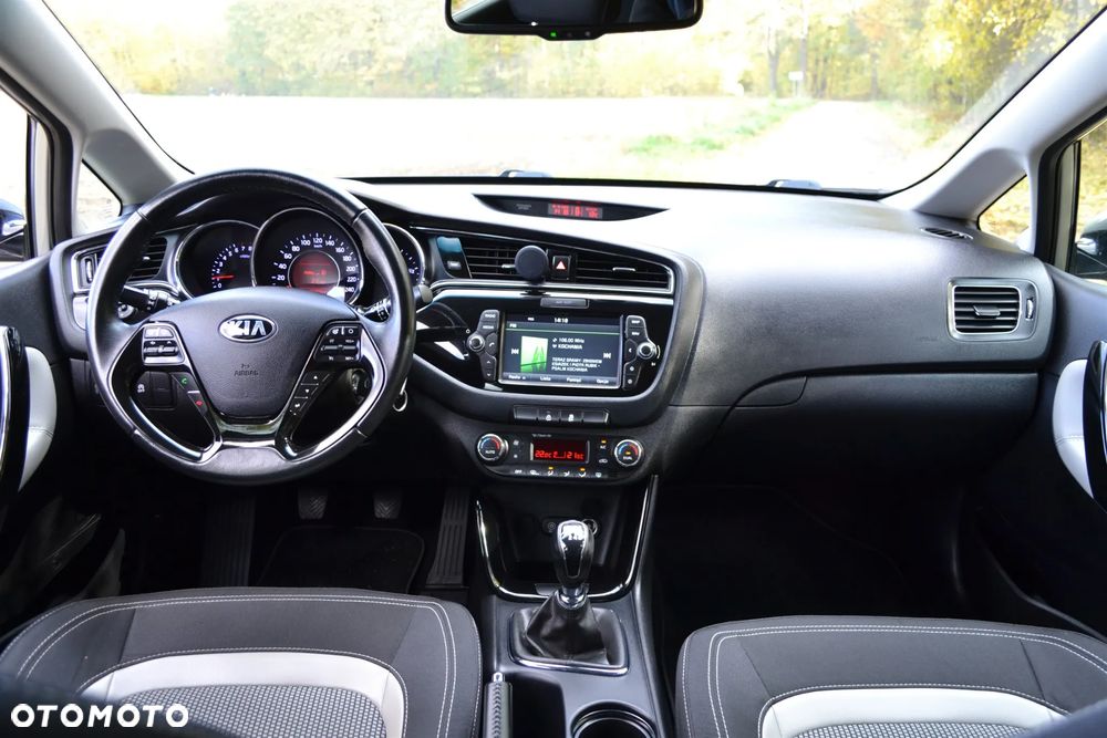 Kia Ceed 1.6 GDI Dream Team Edition - 16