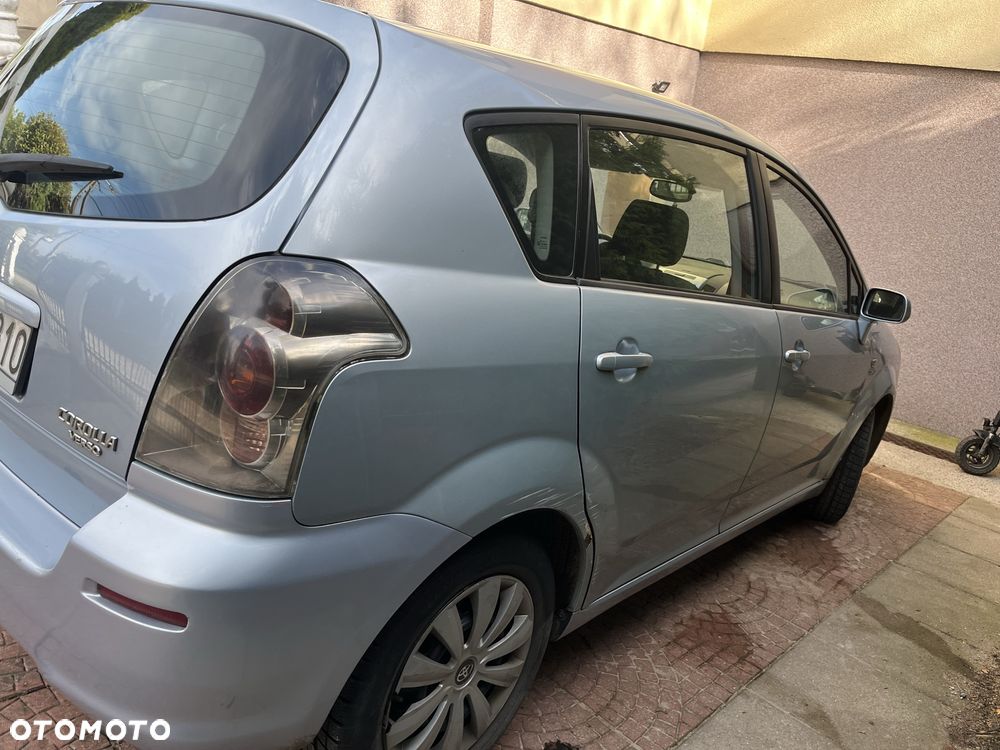 Toyota Corolla Verso 2004 photo 2