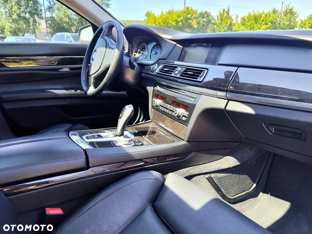BMW Seria 7 750Li xDrive - 11