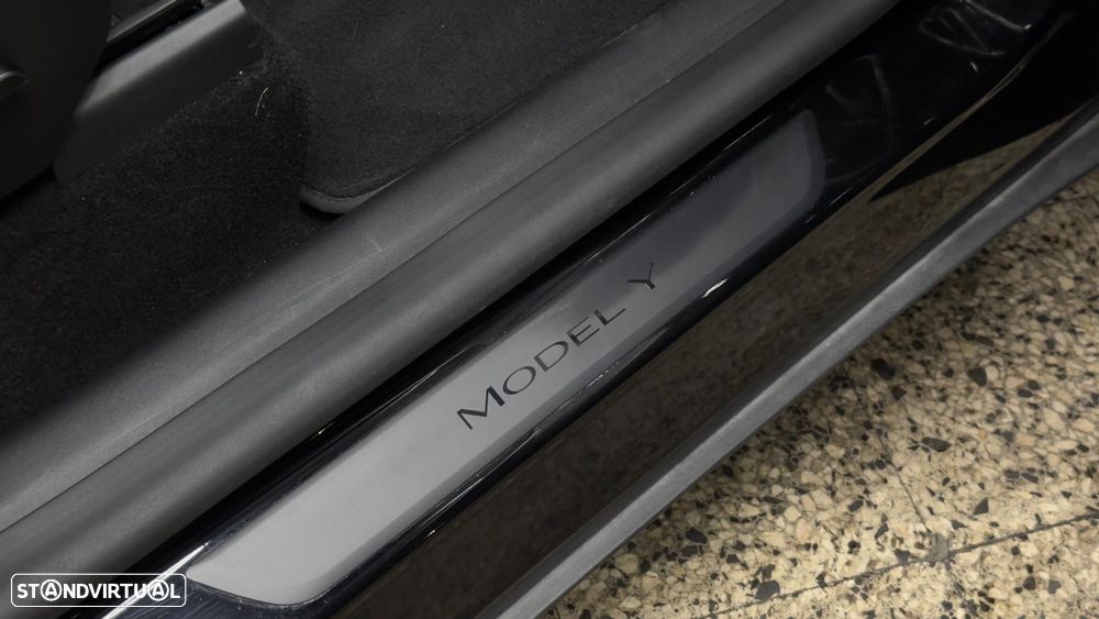Tesla Model Y Long Range Dual Motor AWD - 30