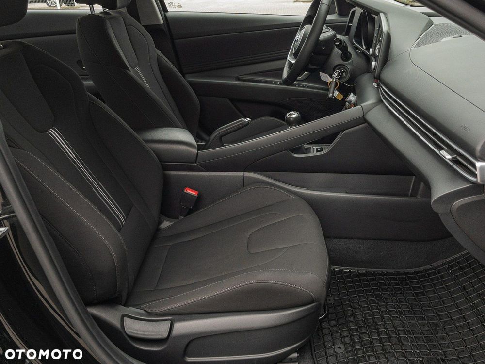 Hyundai Elantra - 25